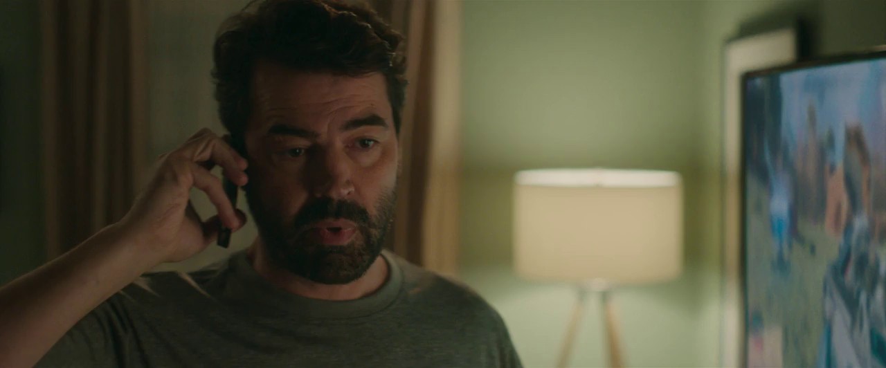 Holly Slept Over (2020) AMZN WEBRip Hindi + English 720p x264 AVC HE-AAC 2.0 ESub.mkv.0002